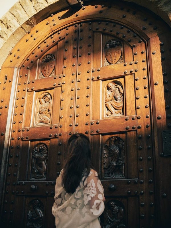 How to Style a Classic Sheath Dress with Modern Accessories for a Corporate Update?